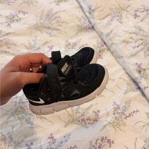 Nike toddler size 6 sneakers